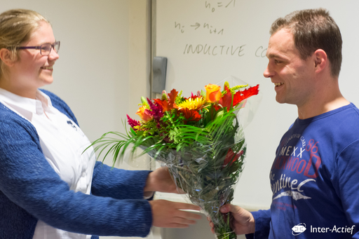 Bodo Manthey receives his education bouquet