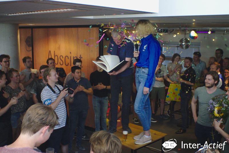 Klaas Sikkel receives the educational bouquet