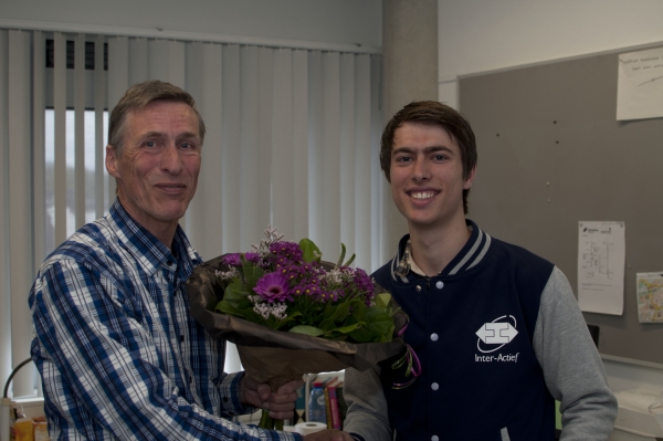 Fokking receives his education bouquet